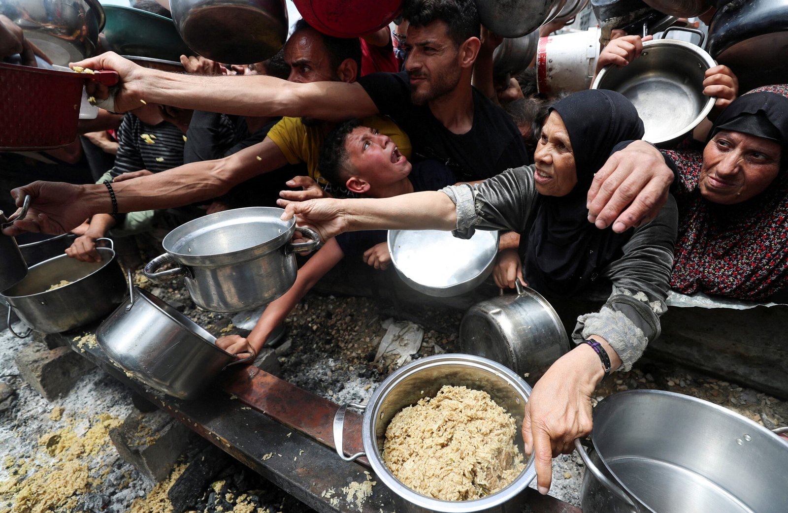 Caminhões de ajuda entram em Gaza após atrasos; cresce pressão sobre Israel