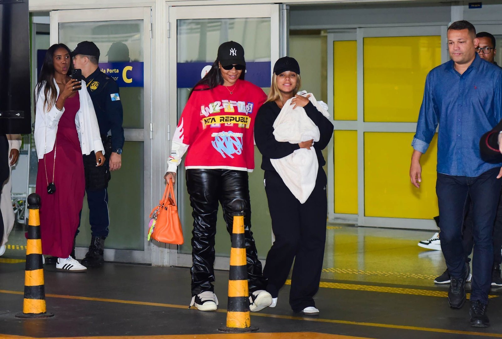 Ludmilla e Brunna chegam ao Brasil após nascimento de Zuri; veja fotos