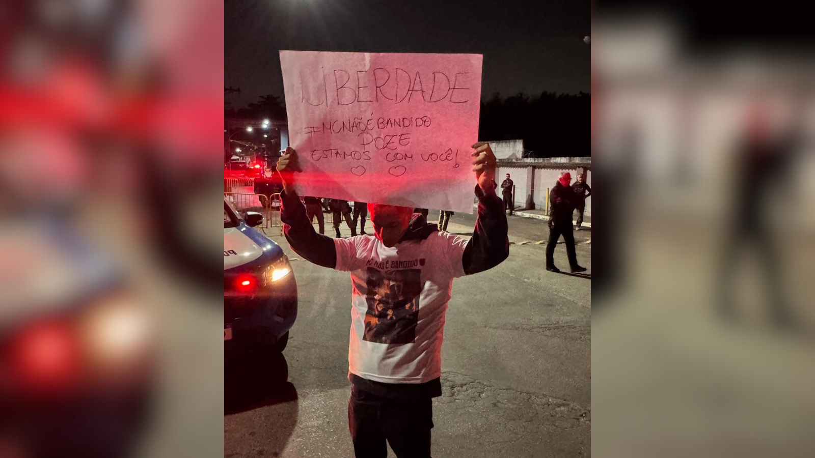 Oruam e esposa de MC Poze prestam apoio público ao cantor em manifestação