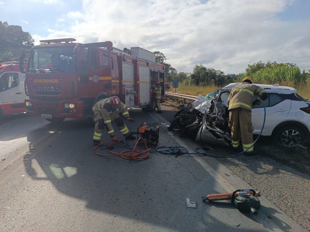 Acidente entre carro e carreta deixa um morto na “curva da morte” em MG