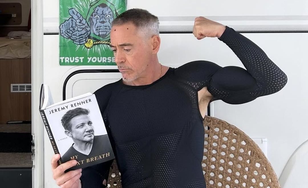 Robert Downey Jr. lê livro de Jeremy Renner em bastidores de “Doomsday“
