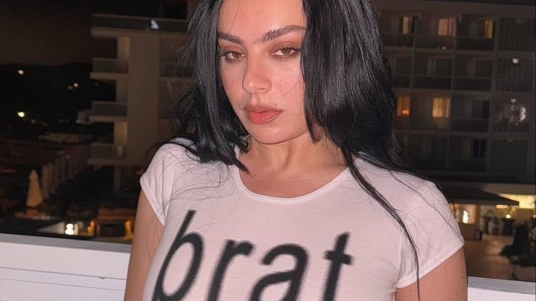 Charli xcx rebate críticas sobre usar autotune: “A melhor arte confronta”