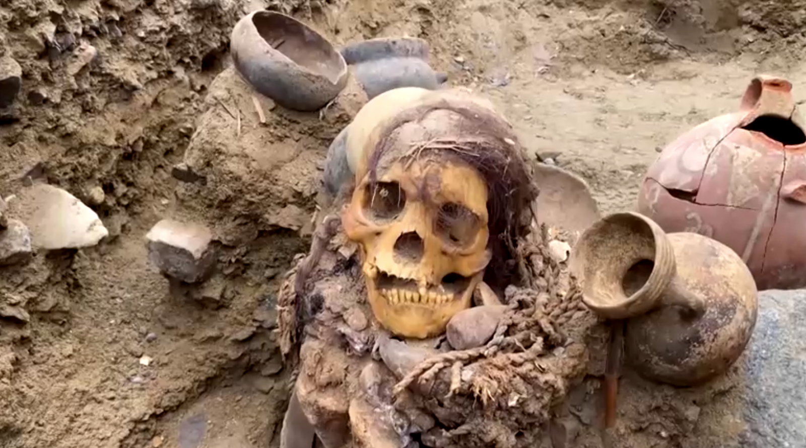 Múmia milenar é encontrada durante obras de oleoduto no Peru