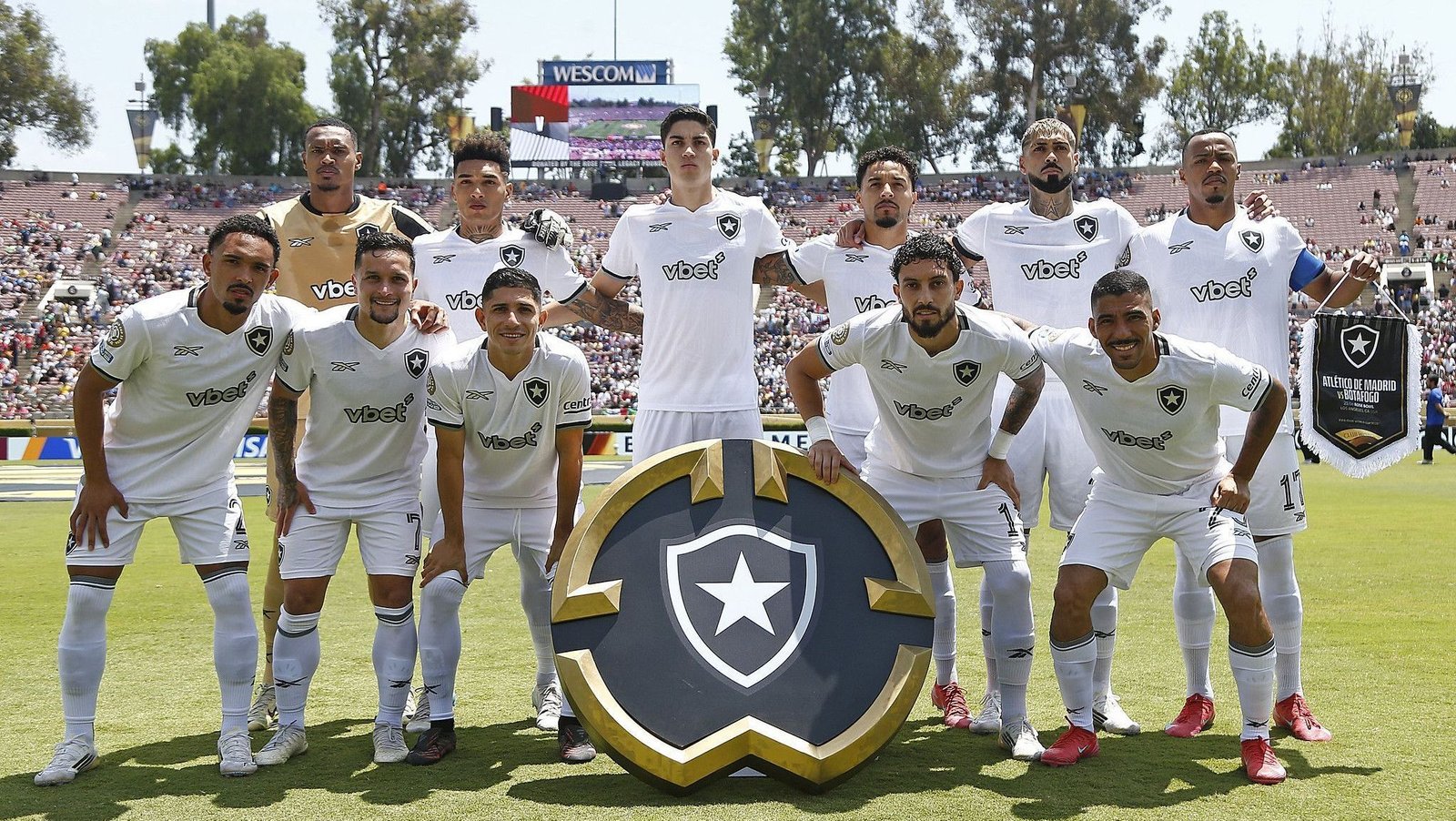 Alex Telles, do Botafogo, dispara: “Para quem ia conhecer o Mickey, nada mal”