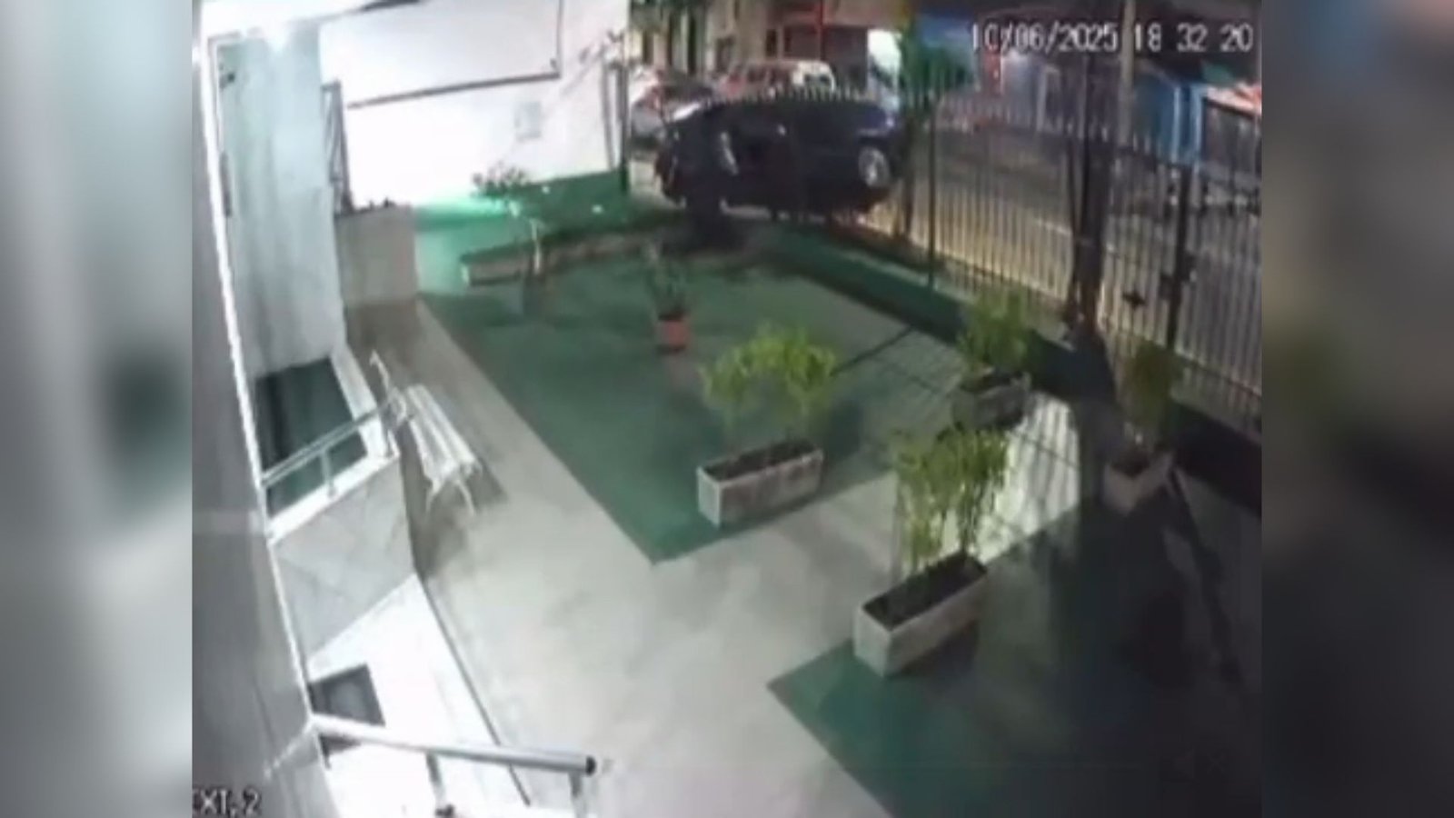 Vídeo: motorista joga carro contra suspeito em tentativa de assalto no Rio