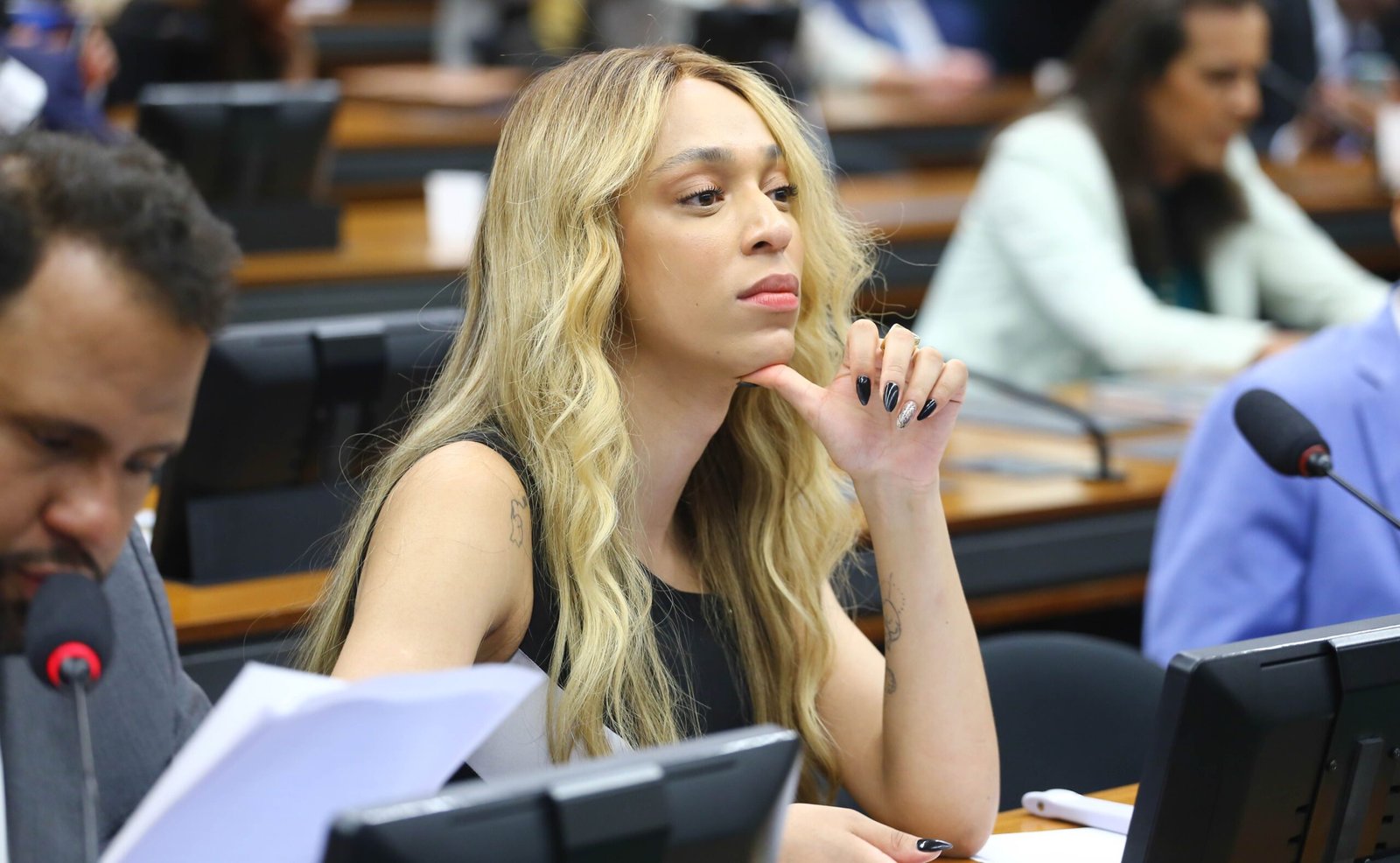 Deputada Erika Hilton enfrenta repercussão negativa nas redes