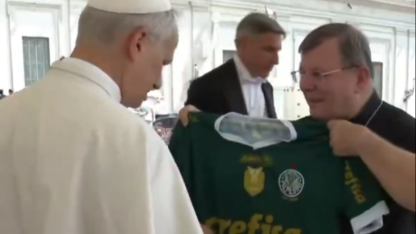 Torcedores dizem que camisa do Palmeiras dada ao papa é “falsificada”