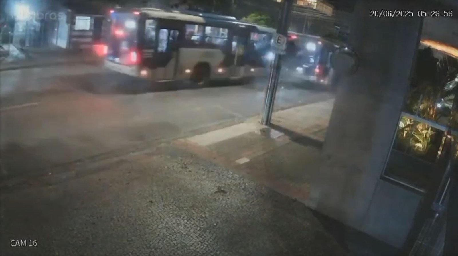 Vídeo: colisão entre dois ônibus deixa nove pessoas feridas em BH