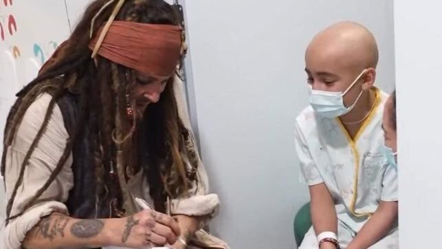 Johnny Depp revive Jack Sparrow em visita a hospital infantil na Espanha