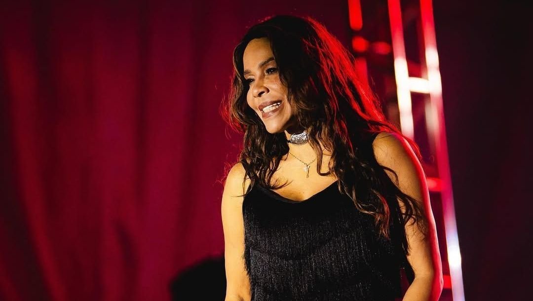 Vocalista do Calcinha Preta confunde bandeira de Pernambuco e é criticada