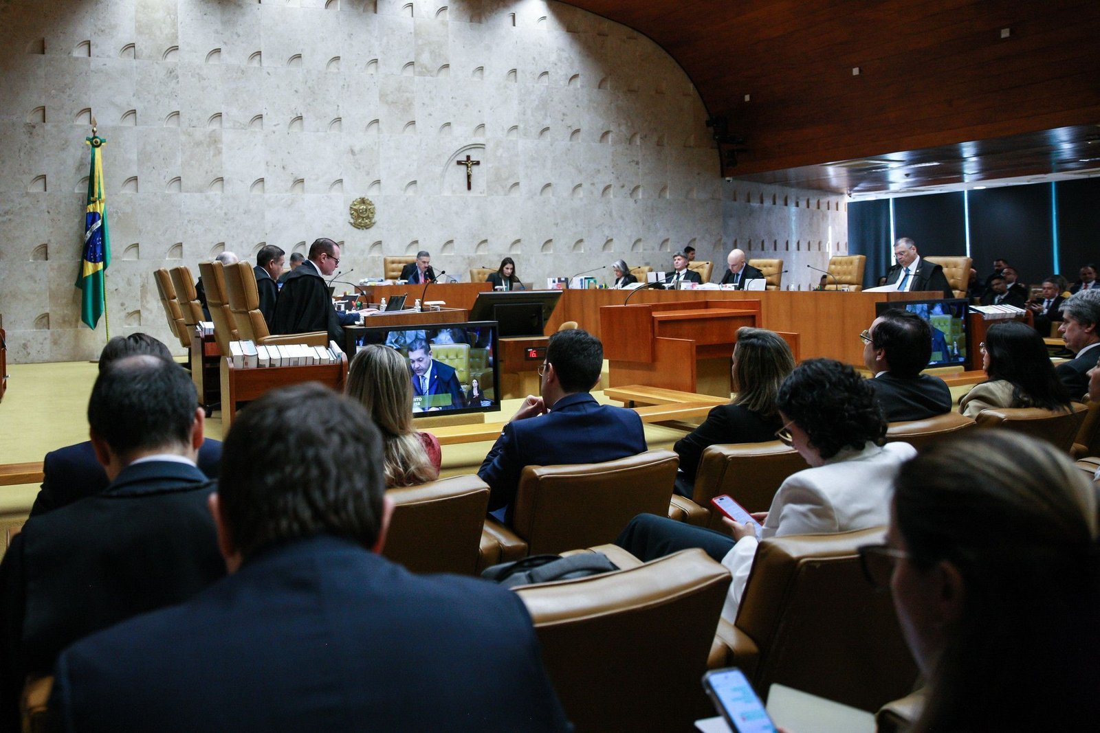 STF avança sobre Orçamento em meio à crise do IOF, avaliam deputados