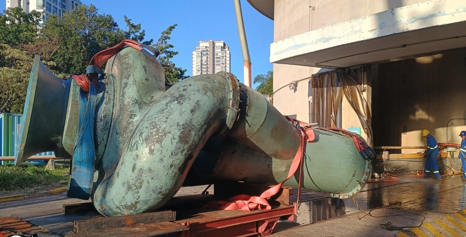 Esgoto no Rio Pinheiros: vazamento deixa mancha escura e mal cheiro em SP