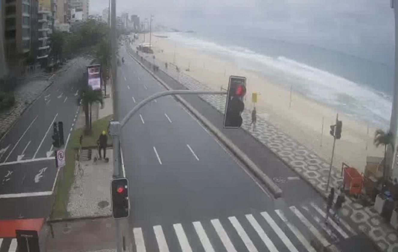 Frente fria traz chuva e ressaca com ondas de até 2,5 m no Rio