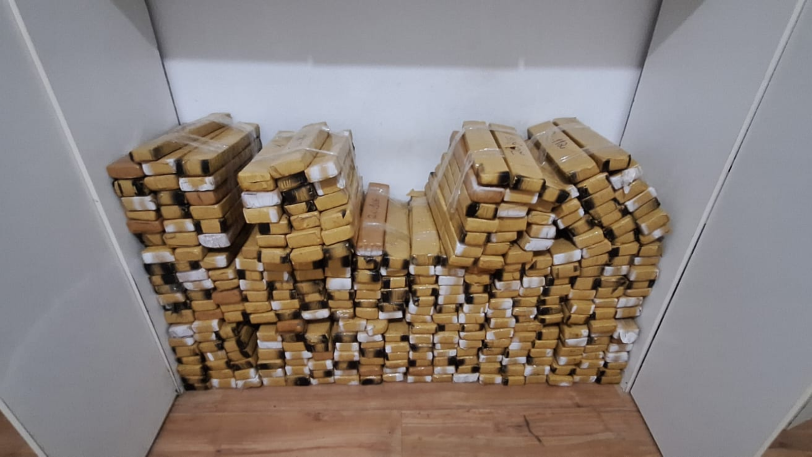 SP: Polícia encontra 495 kg de drogas após abordar casal em carro clonado