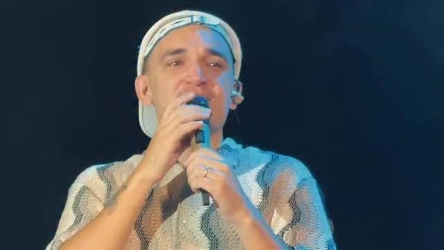João Gomes chora ao rever professora durante seu show; veja