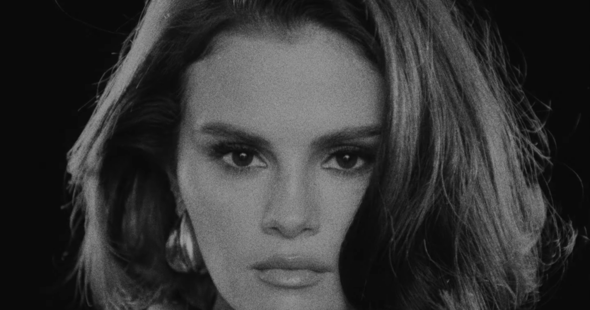 Selena Gomez lança “In The Dark” e volta à estética de “Revival”; ouça