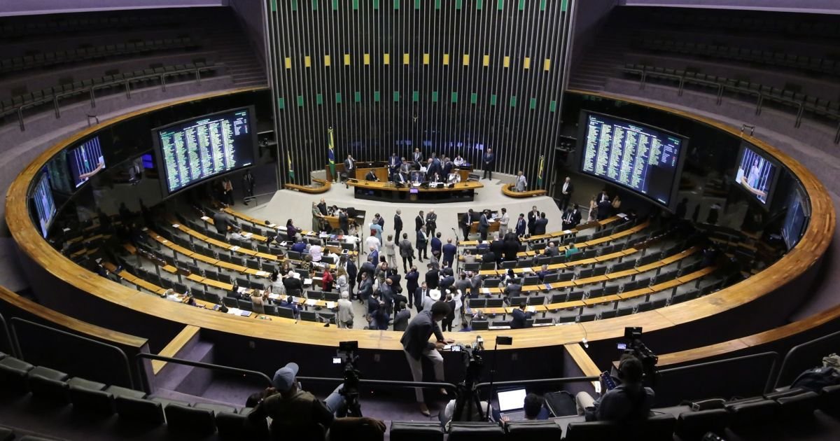 Câmara aprova medidas que revisam gastos do governo