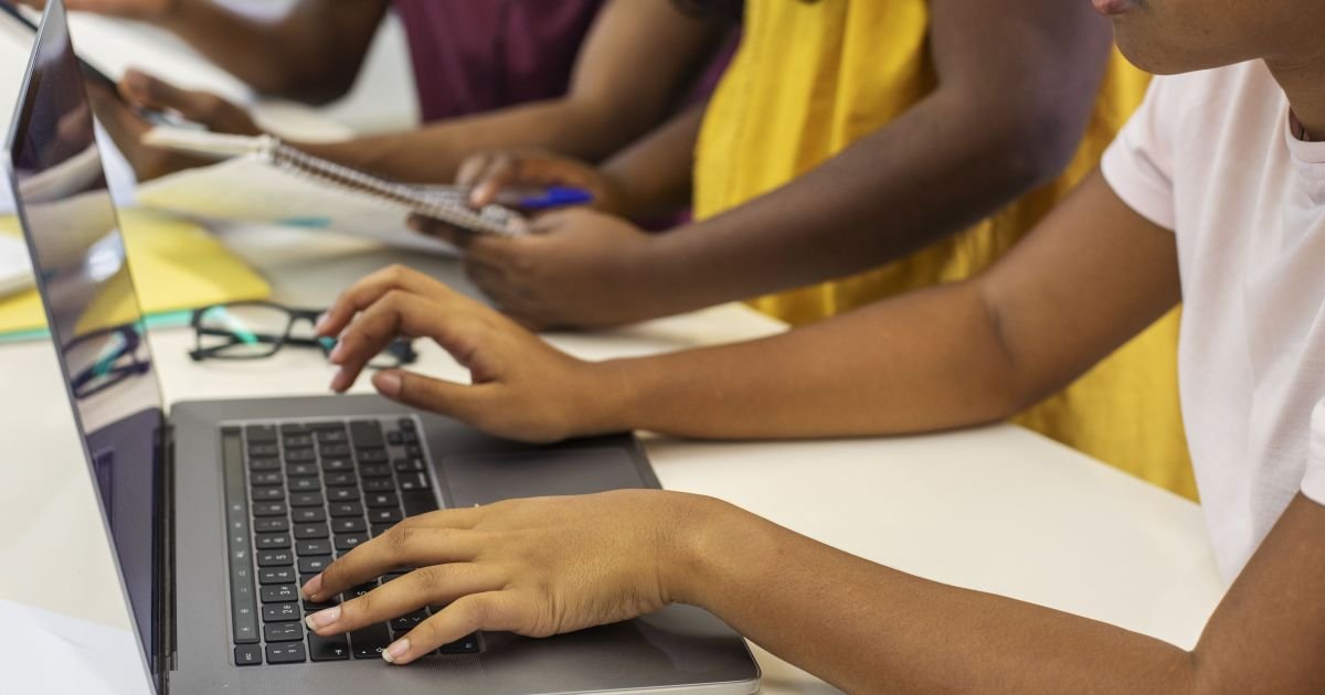 Disputa por talentos se intensifica com avanço da IA, diz pesquisa