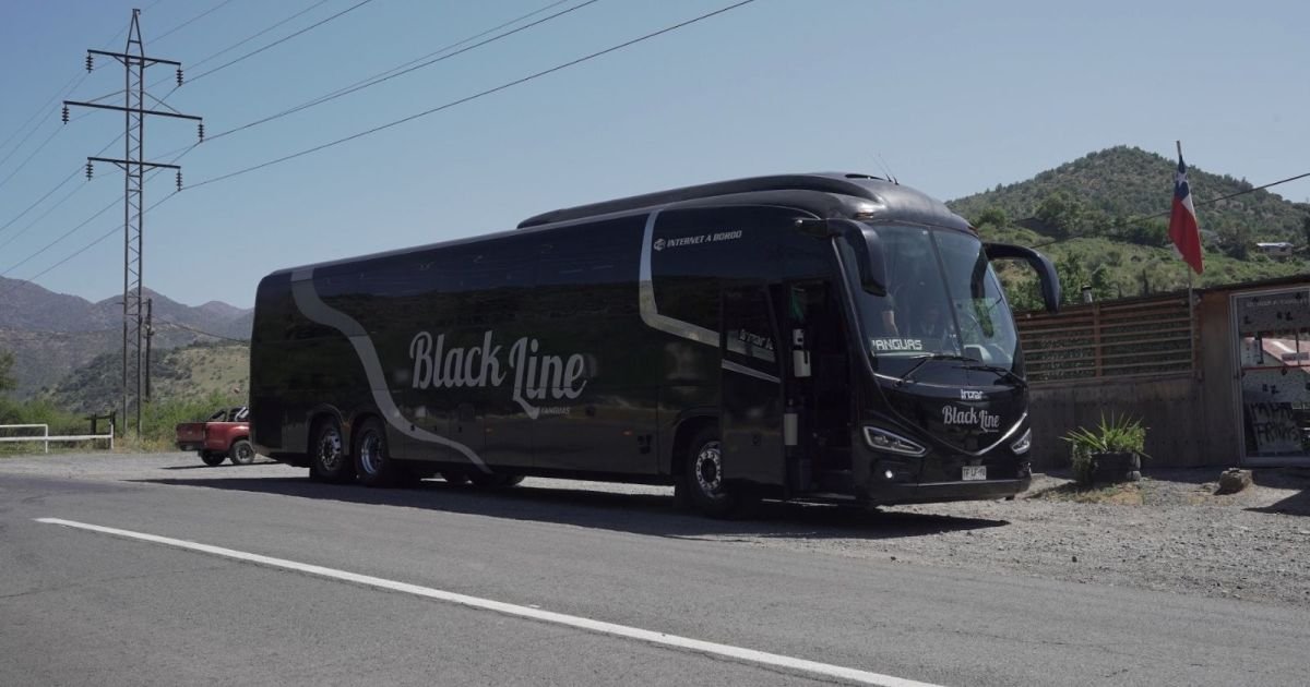 Mercedes lança ônibus que desafia pedras de sal e regiões andinas
