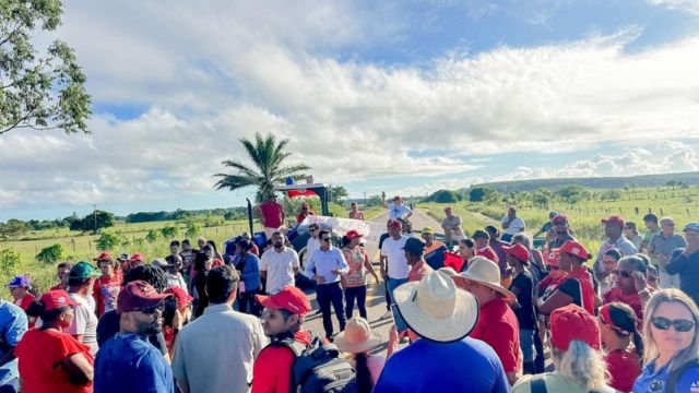 Protesto interdita rodovia em Mucuri; prefeitura afirma que assentamentos já recebem serviços reivindicados