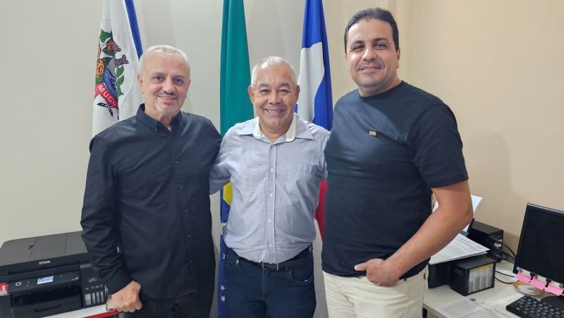 Secretário Dalmo Costa recebe o vereador Carlinhos da Ótica em apoio a implementação do ensino integral na educação infantil em Mucuri