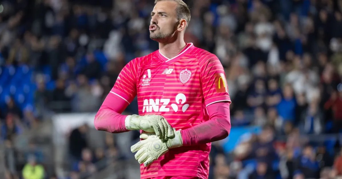 Goleiro adia casamento após ser convocado para disputar a Copa do Mundo