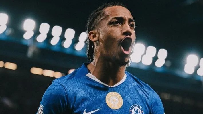 Fora da Copa, João Pedro é eleito “jogador da temporada” no Chelsea