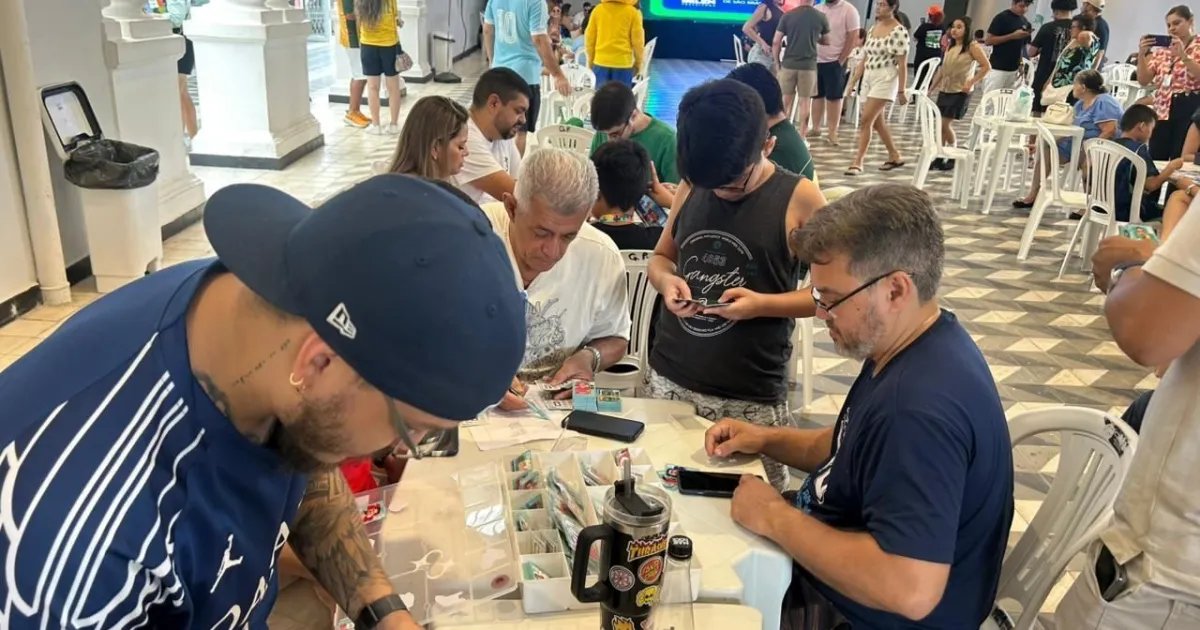 Troca de figurinhas da Copa é realizada aos domingos em Belém