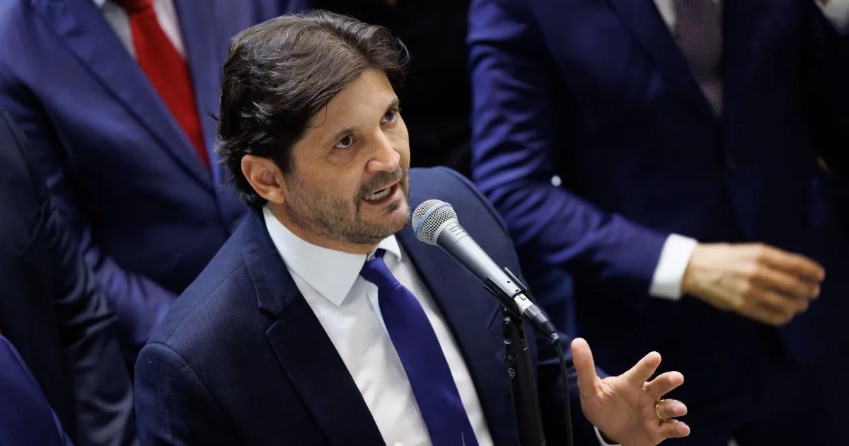 Eduardo Bolsonaro será meu suplente ao Senado, diz André do Prado