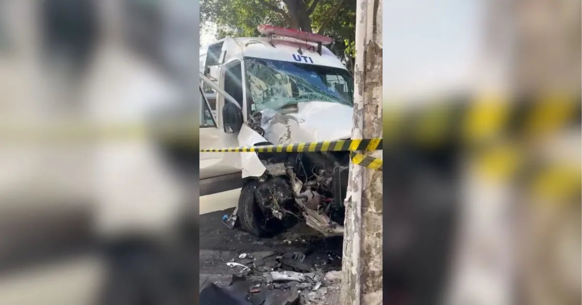 Paciente idosa morre após ambulância bater em poste na zona leste de SP