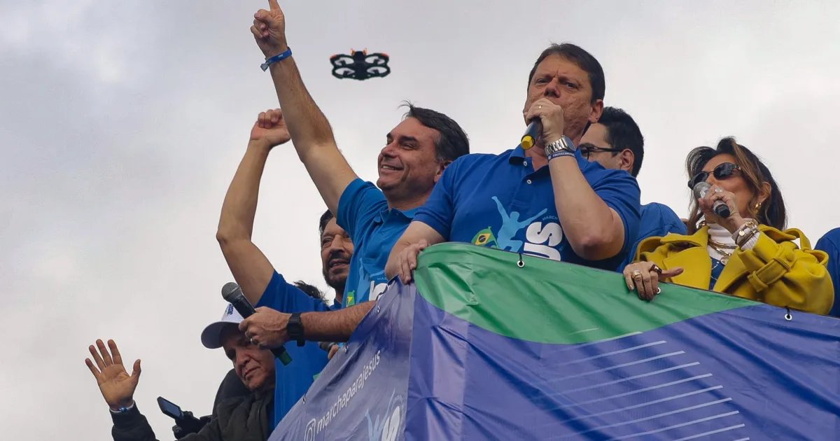 Marcha para Jesus tem Flávio, Tarcísio e Messias em trio no centro de SP