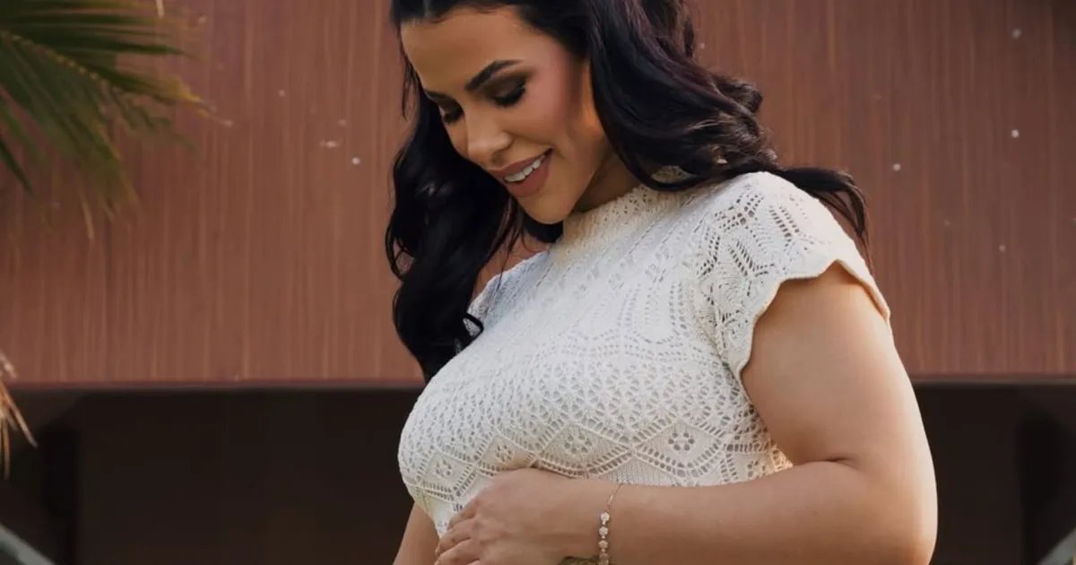 Grávida, ex-BBB Larissa Tomásia mostra barriga da primeira gestação