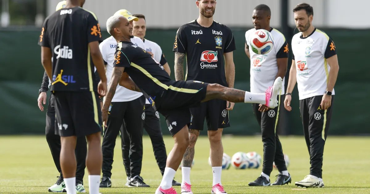 Wesley revela correção e orientações de Ancelotti: “Ajuda nos detalhes”