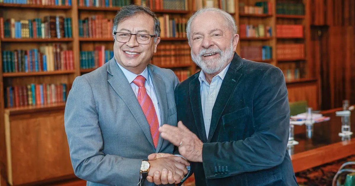 Em ligação com Lula, Petro promete transição pacífica na Colômbia