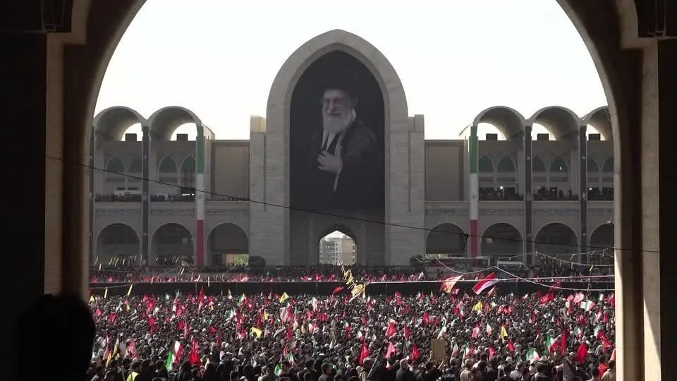 Milhares de iranianos comparecem ao funeral do líder supremo Ali Khamenei