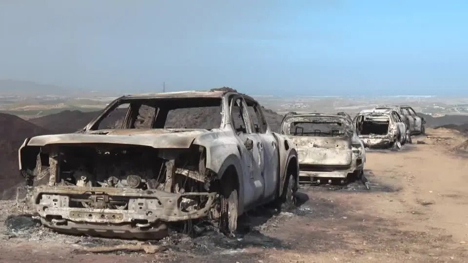 Incêndio devastador na Espanha deixa carros e residências destruídos