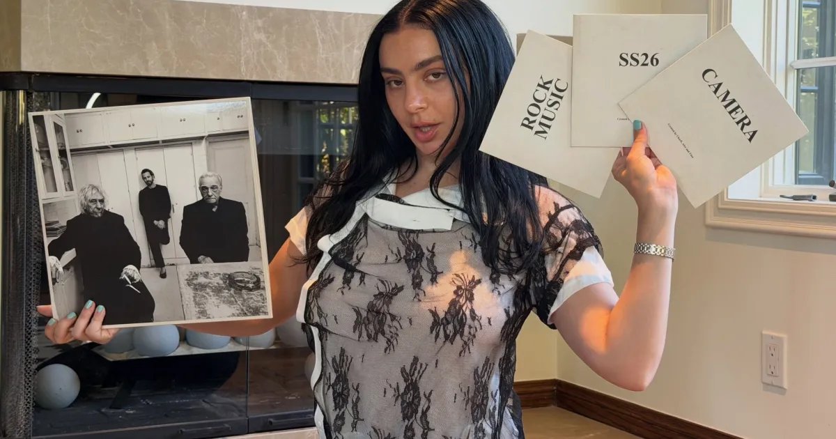 Charli XCX lança novo álbum “Music, Fashion, Film”; confira detalhes