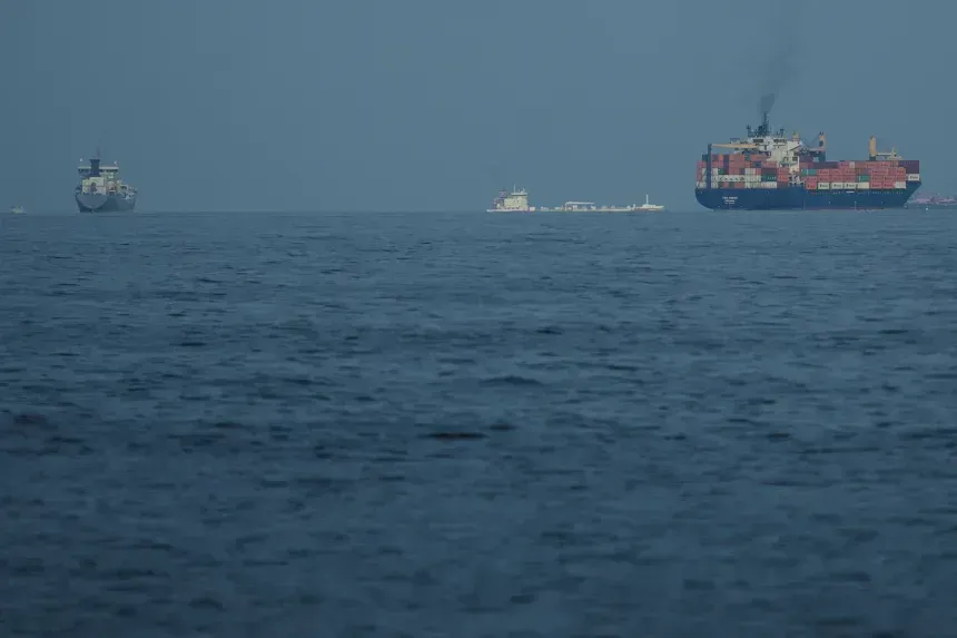 Estreito de Ormuz está aberto a todas as embarcações, diz Comando Central