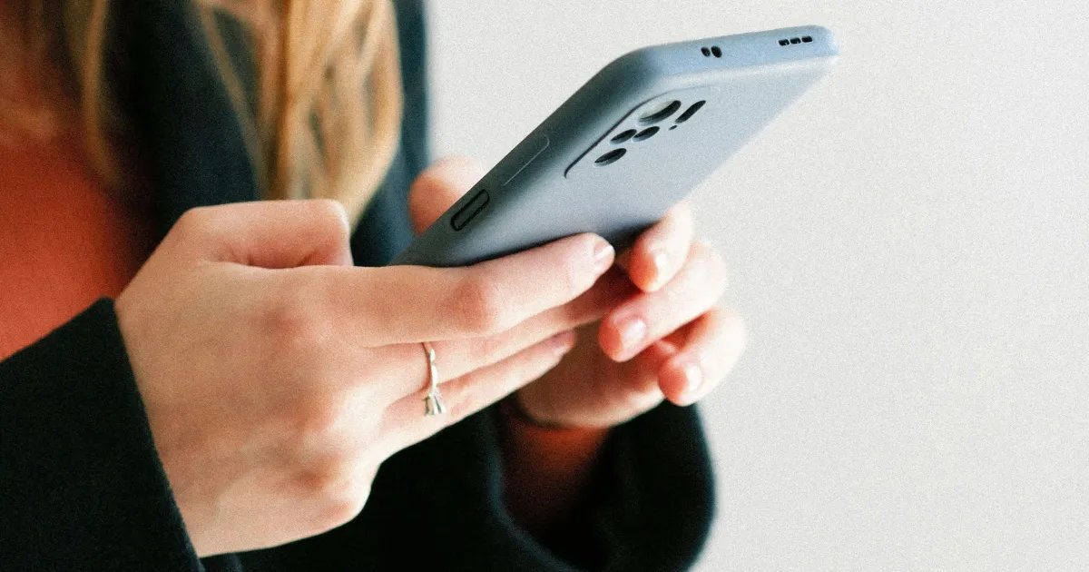 Quantidade de crianças de 10 a 13 anos com celular no Brasil cai em 2025