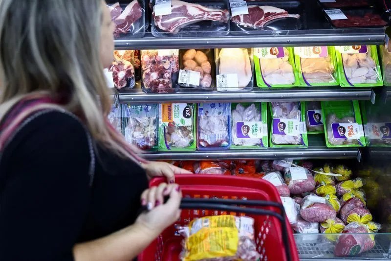Brasileiro gasta mais de R$ 1 mil por mês no supermercado, mostra estudo