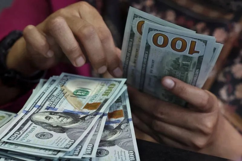 Dólar ronda estabilidade na abertura com 1º dia de tarifa dos EUA