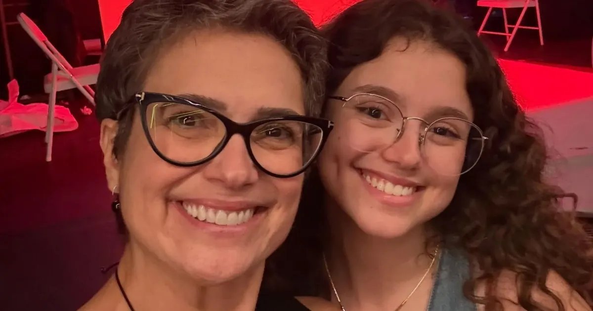 No Dia da Visibilidade Lésbica, filha de Sandra Annenberg posa com namorada