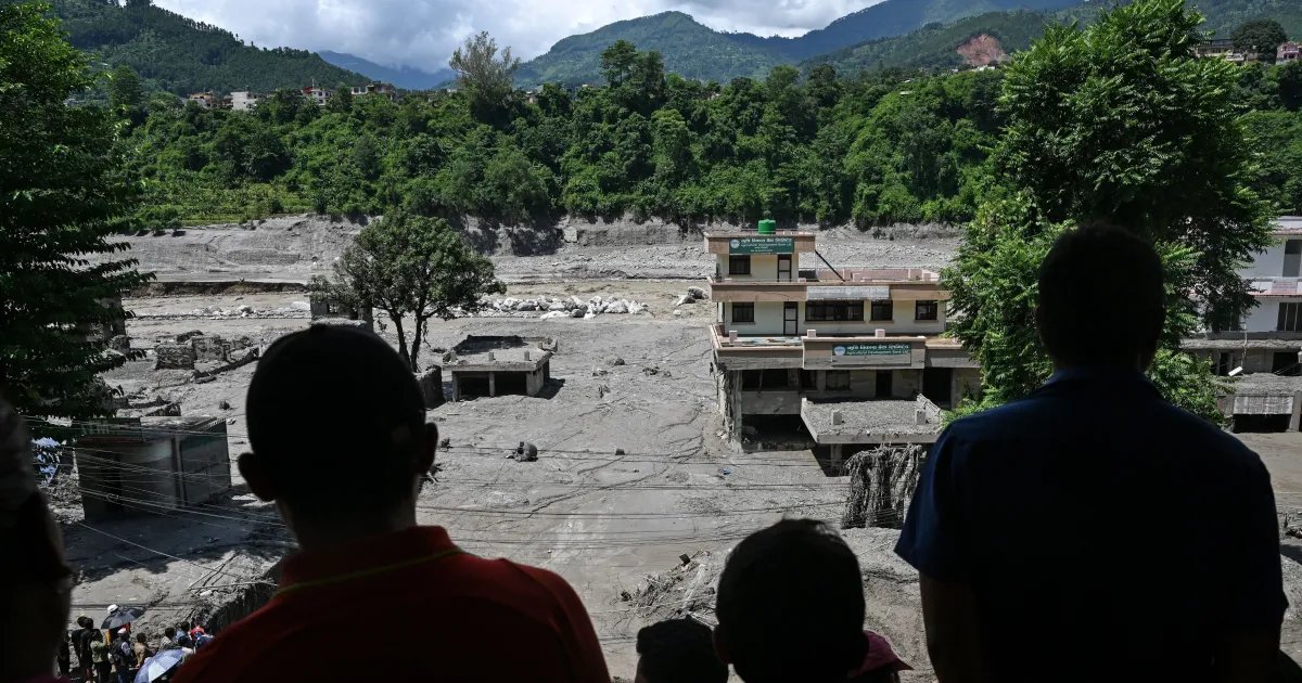 Número de mortos após inundações no Nepal e na China sobe para 750