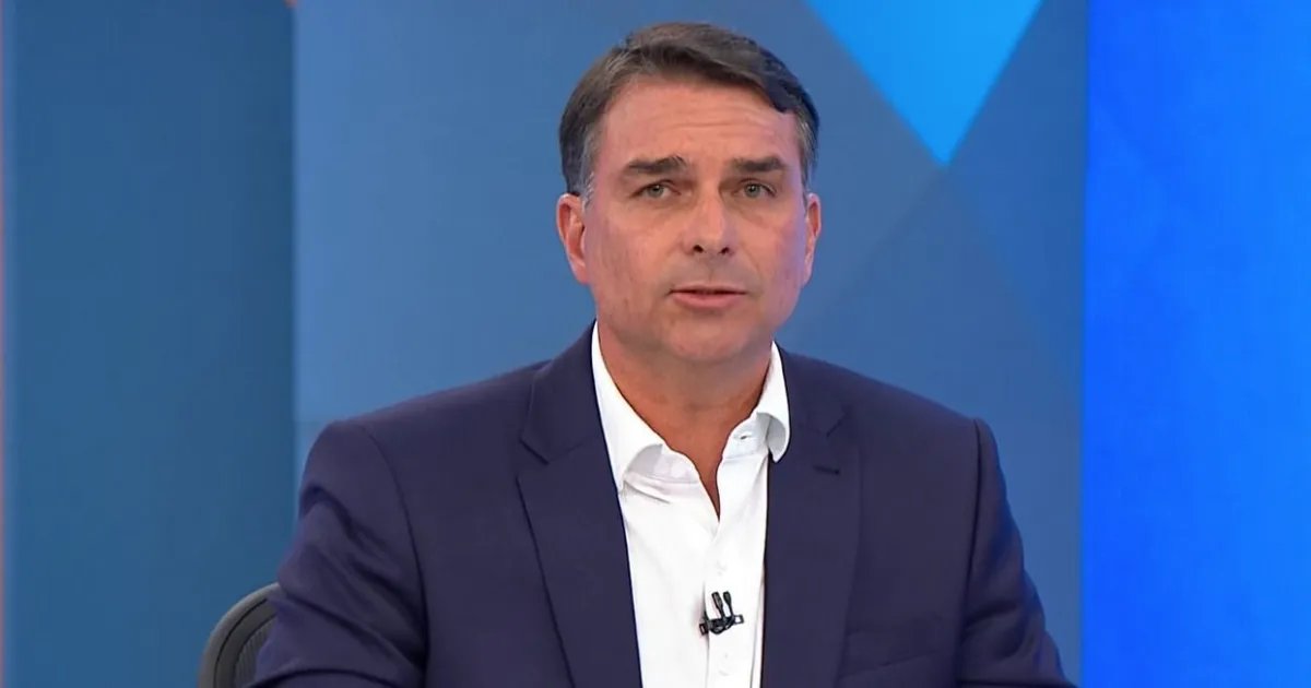 “Depredação de patrimônio por wi-fi”, diz Flávio sobre condenação do pai