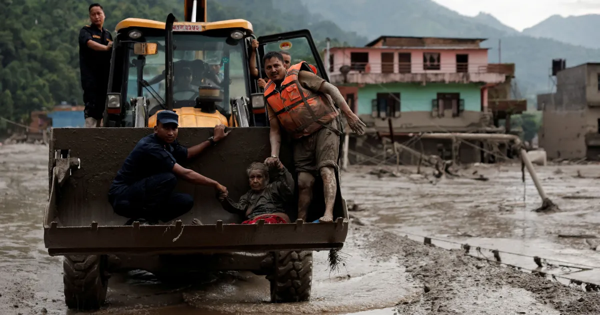 Inundações repentinas no Nepal atingem rota popular entre turistas