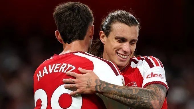Tzolis se destaca, e Arsenal supera Coventry em estreia da Premier League