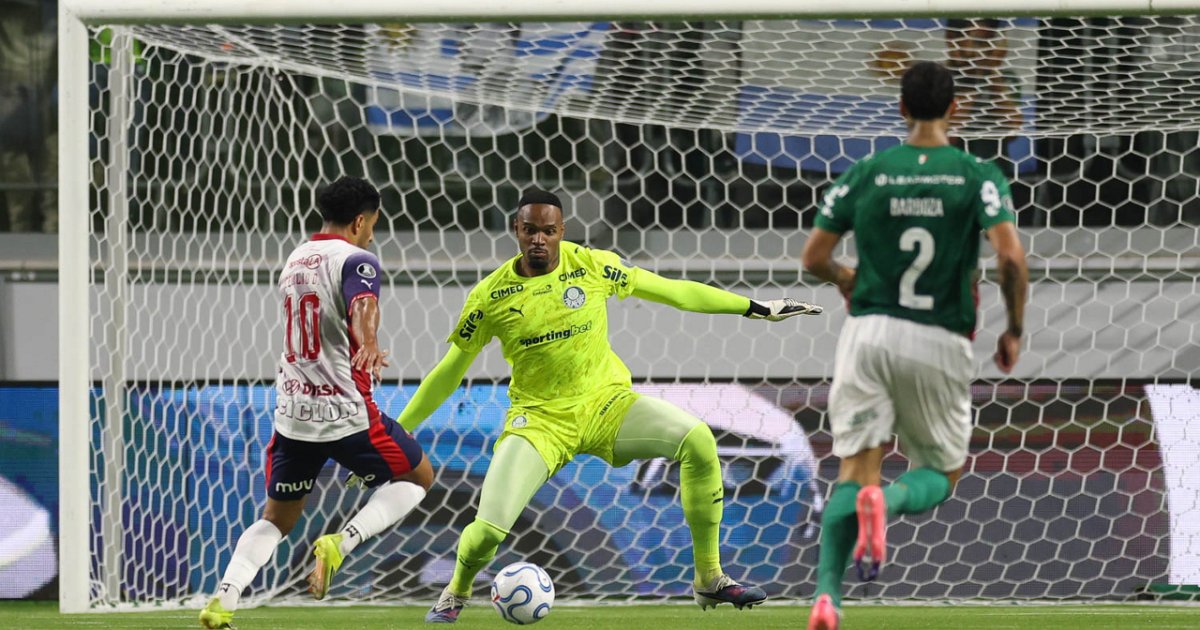 Flaco López comenta falha de Carlos Miguel no Palmeiras: “Normal errar”