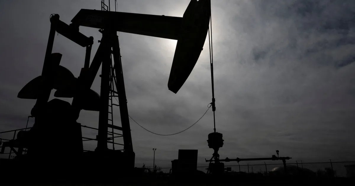 Petróleo fecha sem direção única com acordo para reabrir Ormuz no radar