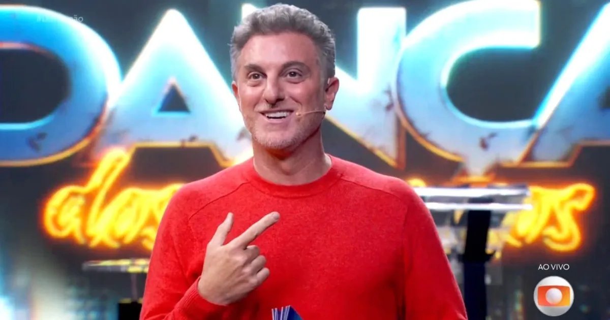 Luciano Huck “desaparece” após tecido cair nele ao vivo; confira