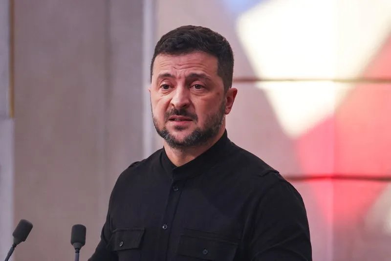Zelensky alerta: defesas aéreas estão sobrecarregadas após bombardeio russo